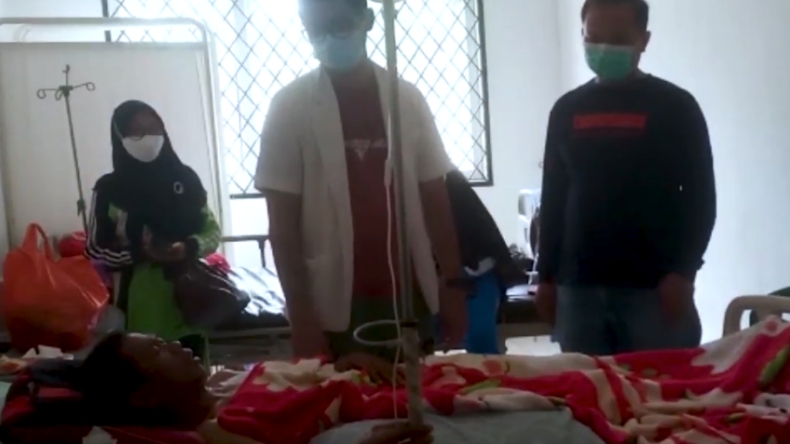 title Tak Terima Kuping Anaknya Disentil, Orang Tua Siswa di Lampung Bacok Kepala Sekolah Tak Terima Kuping Anaknya Disentil, Orang Tua Siswa di Lampung Bacok Kepala Sekolah