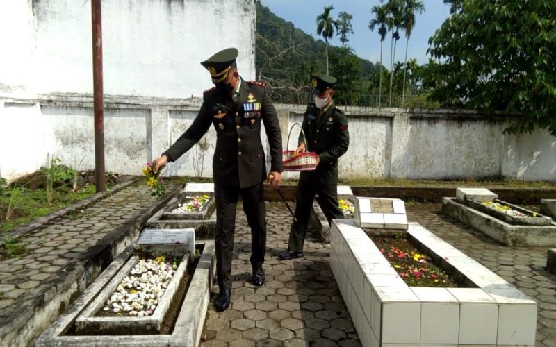 HUT Ke-76 TNI, Dandim 0406 Lubuklinggau Tabur Bunga di TMP Patria Bukit Sulap