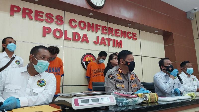 Kurir Narkoba Bawa 1 Kg Sabu ke Surabaya, Ditangkap saat Berlibur dengan Keluarga
