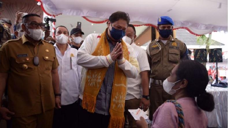 Tinjau Vaksinasi di Indonesia Timur, Menko Airlangga Puji Penanganan Covid-19 di Maluku