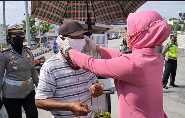 Bhayangkari Cabang Boyolali, Satlantas Polres Boyolali dan MNC Peduli Kampanyekan Disiplin Prokes ke Warga