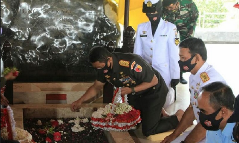 Jelang HUT ke-76 TNI, Pangdam V Brawijaya Ziarah ke Makam Bung Karno dan Gus Dur 