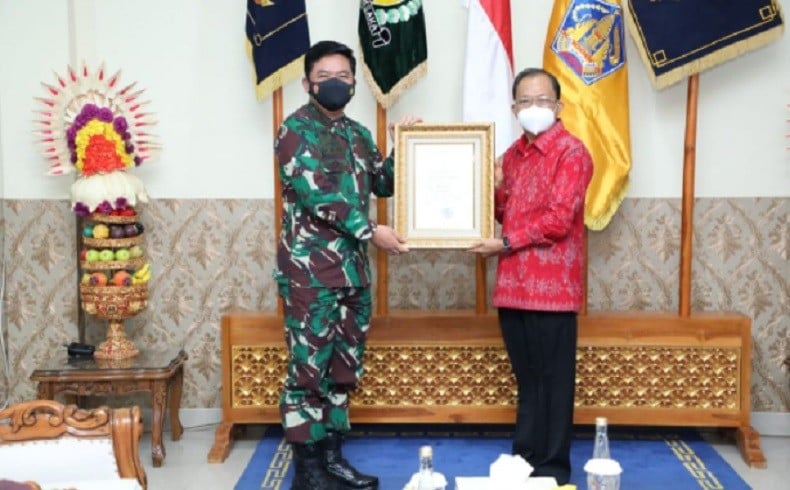 Panglima TNI Berikan Penghargaan Pelaksana PPKM Mikro Terbaik kepada Gubernur Bali