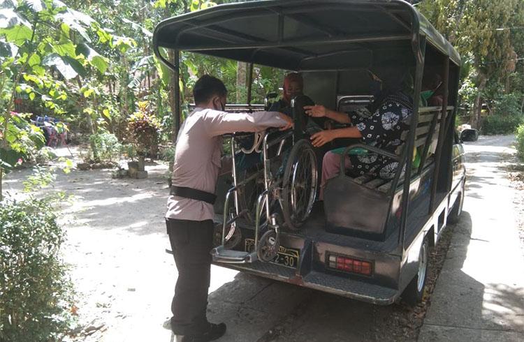 Gunakan Mobil Dinas, Polsek Lendah Kulonprogo Antarjemput Penyandang Disabilitas Ikut Vaksin