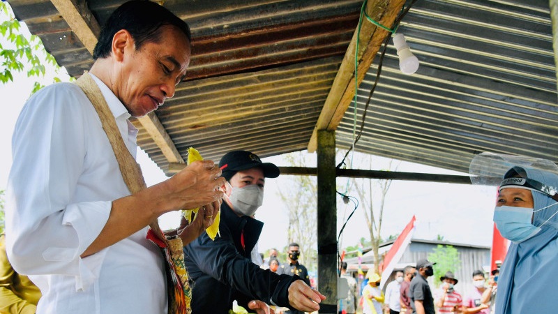 Presiden Jokowi Beli Jagung Rebus di Pinggir Jalan, Puan Maharani Pilih yang Matang