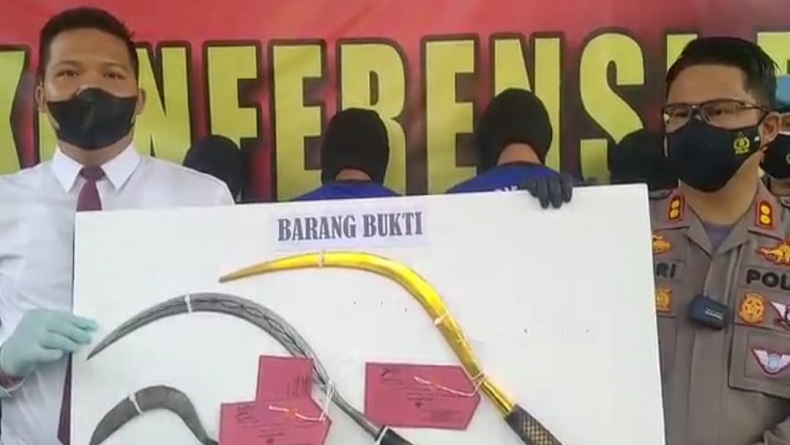 title Ngeri, 2 Geng Motor di Cirebon Tawuran dengan Celurit dan Disiarkan Langsung di Medsos Ngeri, 2 Geng Motor di Cirebon Tawuran dengan Celurit dan Disiarkan Langsung di Medsos