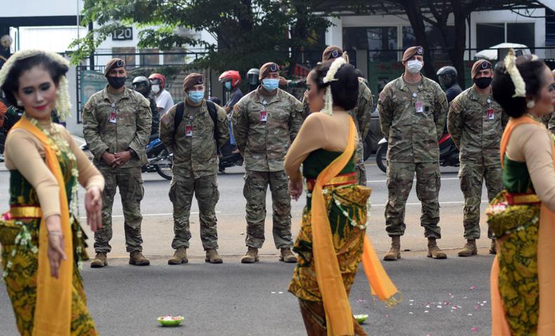Masuk Markas Banteng Raiders, Tentara AS Disambut Tari Gambyong 