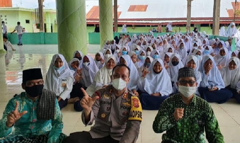 Sempat Menolak, Ratusan Santri di Bungo Jambi malah Rebutan Minta Divaksin