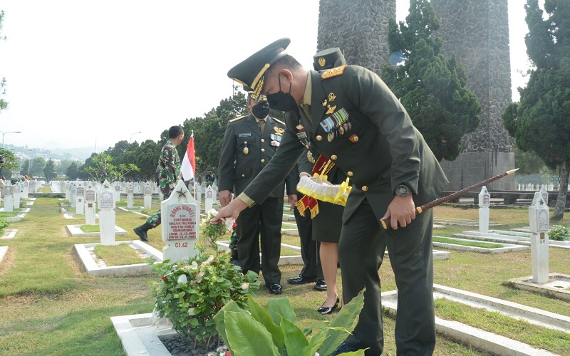 Kenang Jasa Pahlawan, Pangdam Siliwangi Pimpin Ziarah di TMP Cikutra