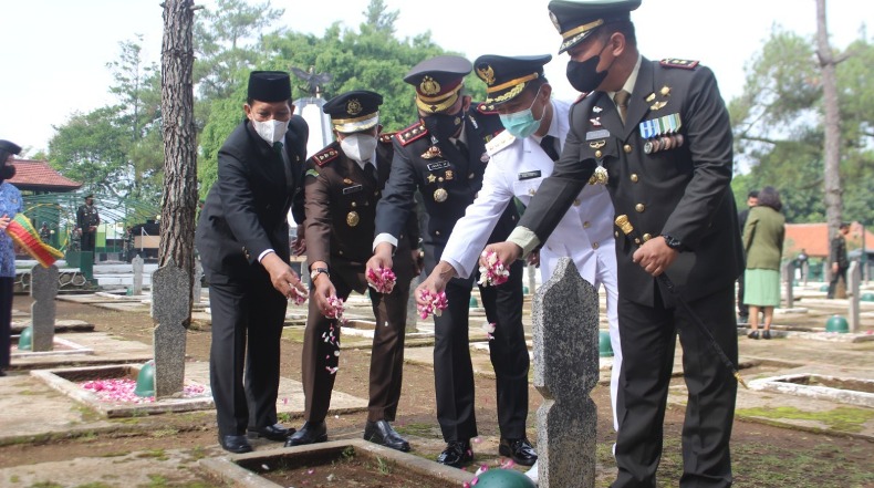 title Jajaran TNI Kota Salatiga Gelar Ziarah Nasional di TMP Jajaran TNI Kota Salatiga Gelar Ziarah Nasional di TMP
