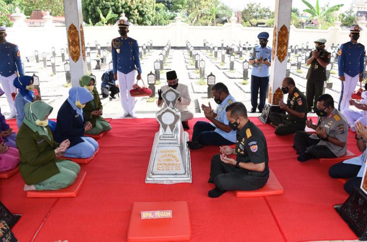 Jelang HUT ke-76, Anggota TNI Ziarah Ke Makam Panglima BesarJenderal Soedirman