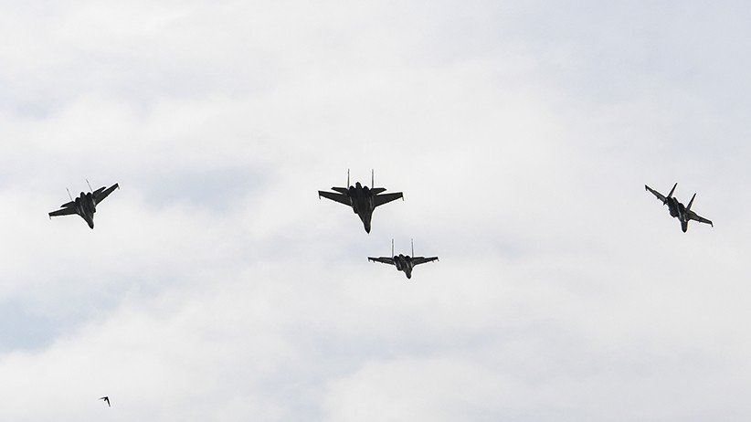 Aksi Pesawat Tempur Sukhoi Manuver di Atas Istana Merdeka Meriahkan HUT TNI - Bagian 2