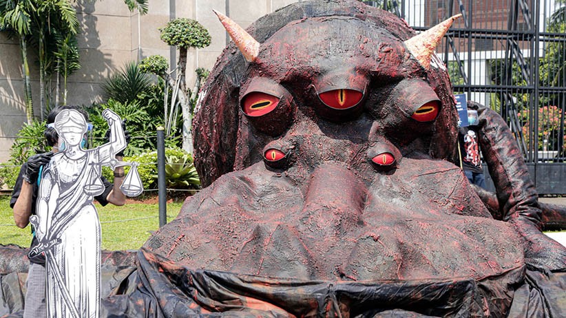 Penampakan Gurita Raksasa di Depan Gedung DPR - Bagian 3