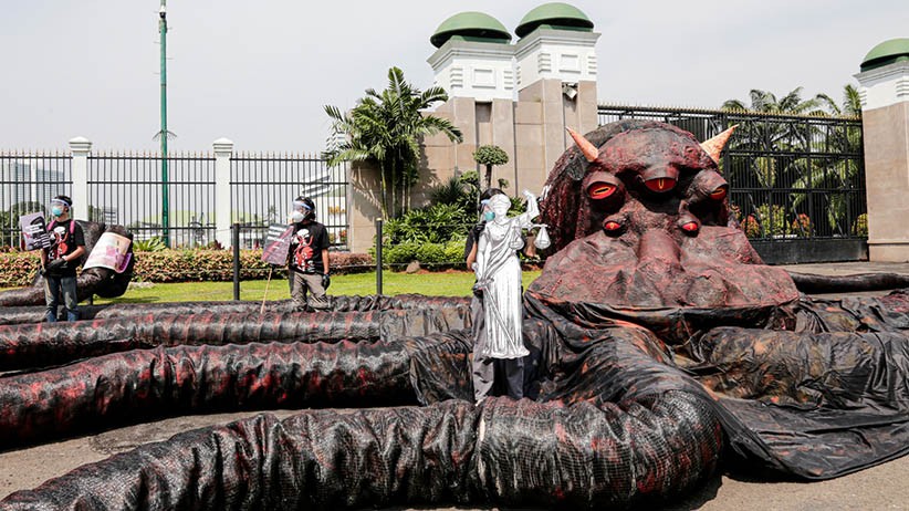 Penampakan Gurita Raksasa di Depan Gedung DPR - Bagian 2
