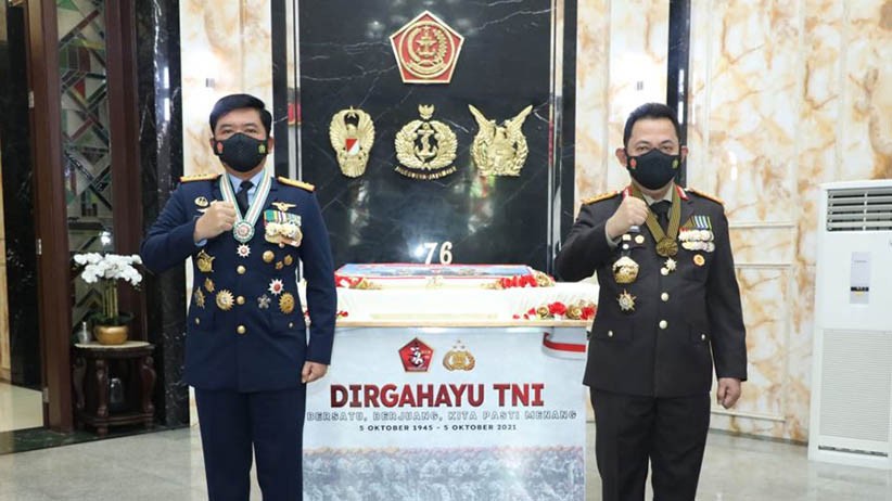 HUT ke-76 TNI, Kapolri Berikan Kejutan untuk Panglima TNI - Bagian 1