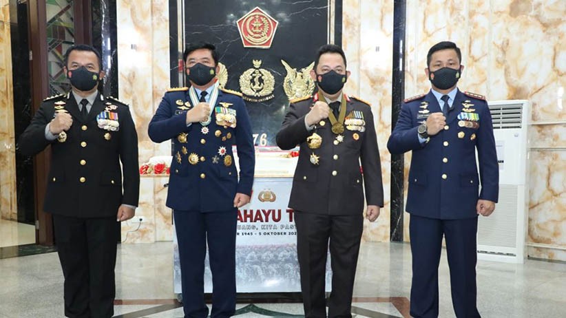 HUT ke-76 TNI, Kapolri Berikan Kejutan untuk Panglima TNI - Bagian 3