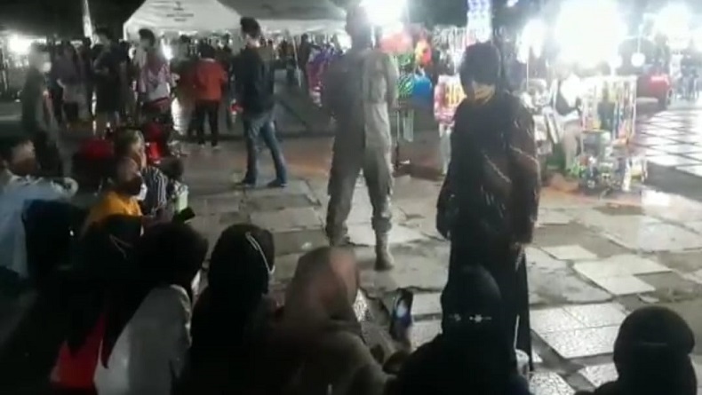 Warga Berkerumun Tanpa Prokes, Wali Kota Banjar Ancam Tutup Alun-alun