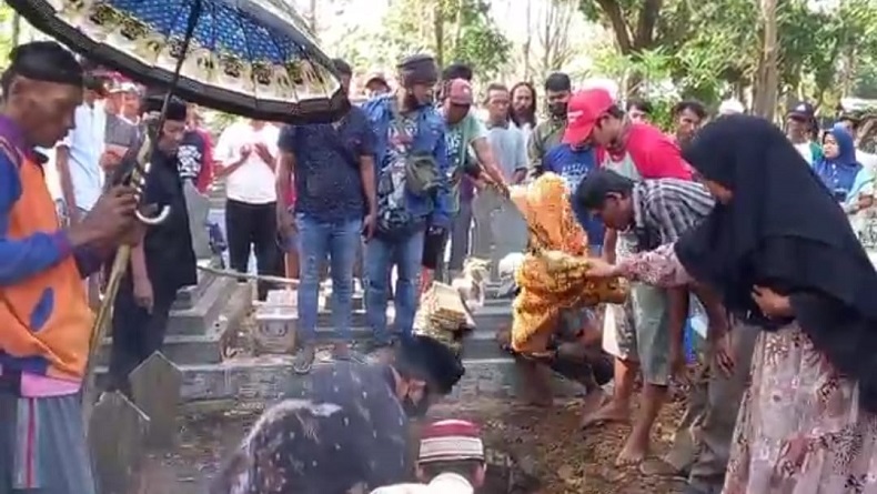 Isak Tangis Keluarga Warnai Pemakaman 2 Korban Bentrok di Areal PG Jatitujuh
