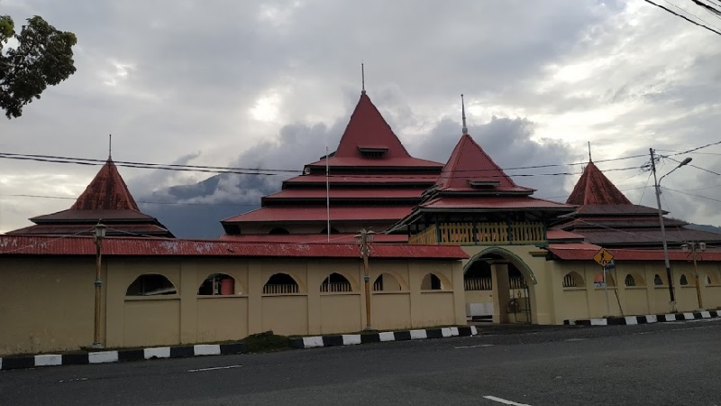 Masjid Bersejarah di Ternate, Ada Aturan Larang Jemaah Bersarung