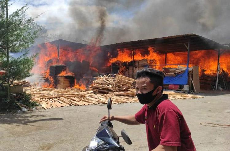 Pabrik Tripleks di Bantul Terbakar, 2 Pekerja Terluka