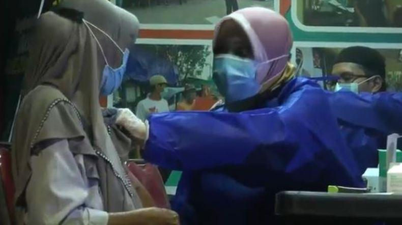 Percepat Vaksinasi Covid-19, Polres Jepara Sasar Warga yang Jajan di Angkringan Malam