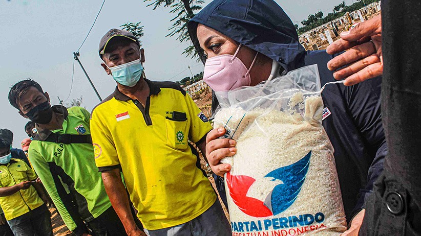 Apresiasi Petugas Pemakaman, Partai Perindo Berikan Sembako di TPU Rorotan - Bagian 2
