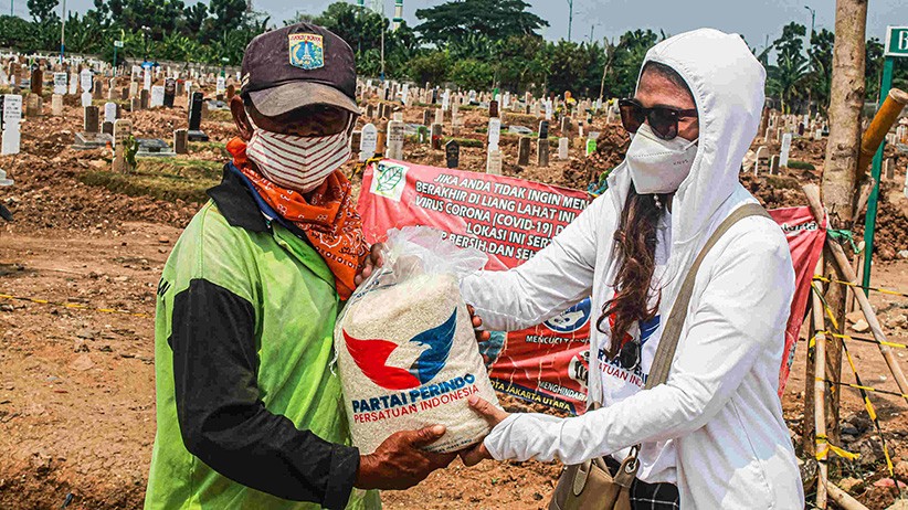 Apresiasi Petugas Pemakaman, Partai Perindo Berikan Sembako di TPU Rorotan - Bagian 1
