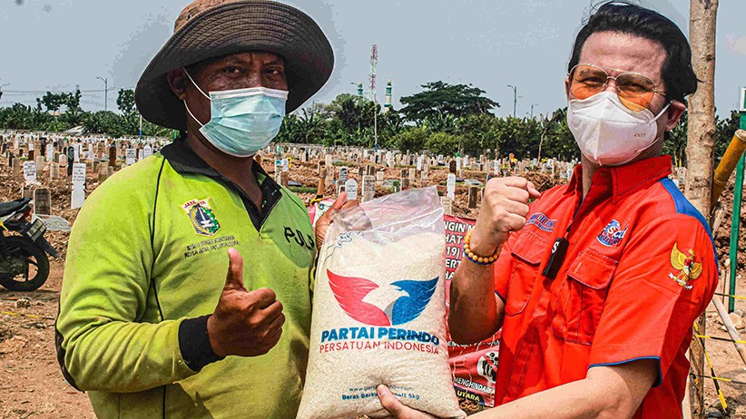 Apresiasi Petugas Pemakaman, Partai Perindo Berikan Sembako di TPU Rorotan - Bagian 3