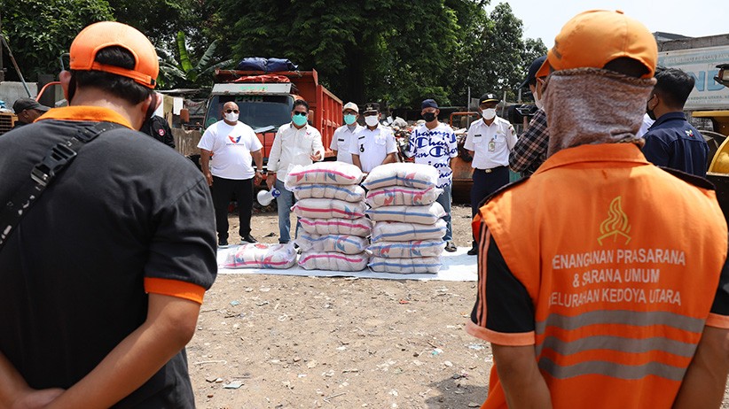 Partai Perindo Bagikan Sembako untuk Petugas PPSU - Bagian 5