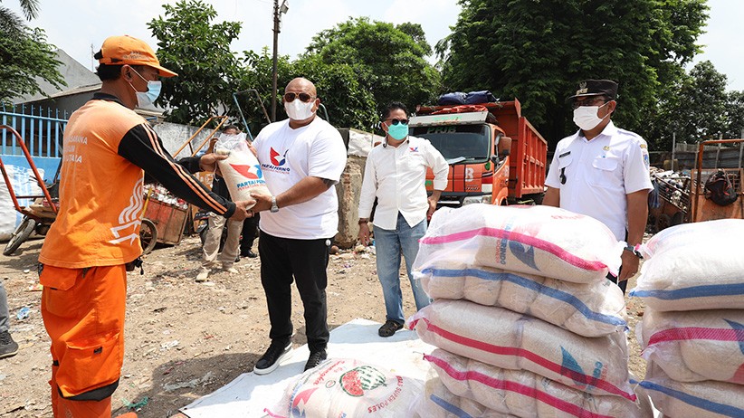 Partai Perindo Bagikan Sembako untuk Petugas PPSU - Bagian 1