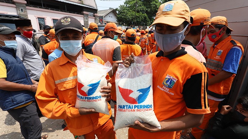 Partai Perindo Bagikan Sembako untuk Petugas PPSU - Bagian 4