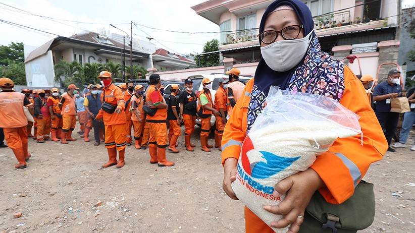 Partai Perindo Bagikan Sembako untuk Petugas PPSU - Bagian 3