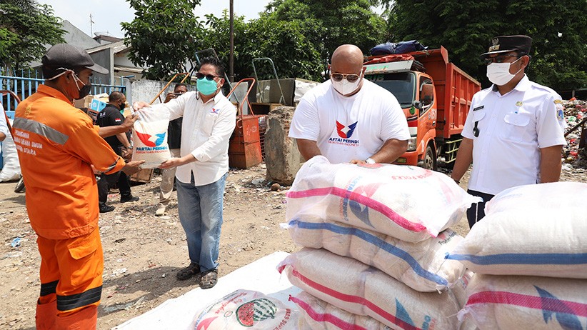 Partai Perindo Bagikan Sembako untuk Petugas PPSU - Bagian 2