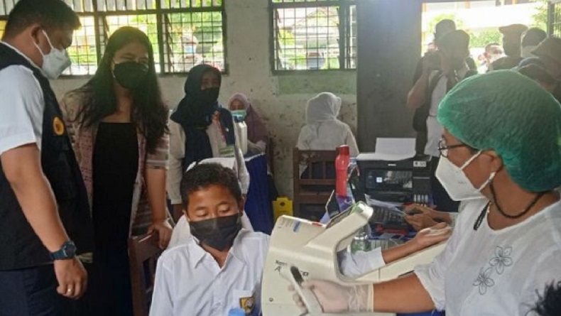 Bobby Nasution dan Kahiyang Ayu Tinjau Vaksinasi Covid-19 Khusus Pelajar di Medan
