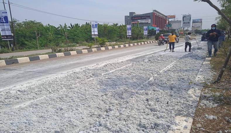 Limbah B3 Tumpah di Jalan Interchange Karawang Barat, Timbulkan Bau Busuk 
