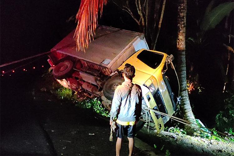 Mobil Boks Terguling di Kulonprogo, Polisi Sebut Kondisi Jalan Licin usai Hujan 