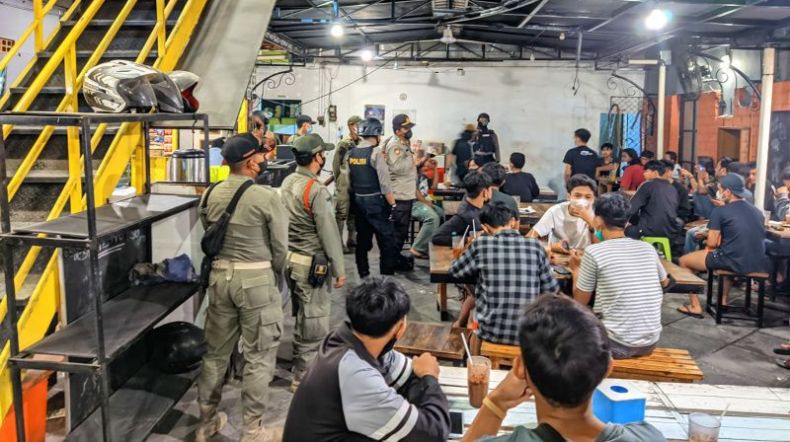 Satpol PP Solo Tindak Tegas Kafe yang Gelar Nobar Liga 2 