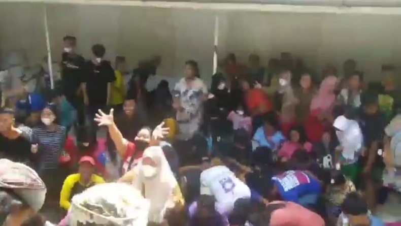 title Ratusan Orang Berebut Koin Keramat di Keraton Kanoman, Ada Ibu-ibu yang Terjepit Ratusan Orang Berebut Koin Keramat di Keraton Kanoman, Ada Ibu-ibu yang Terjepit