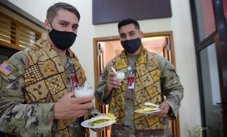 Makan Lumpia, Tentara AS: Rasanya Sangat Enak, Mantab, dan Unik