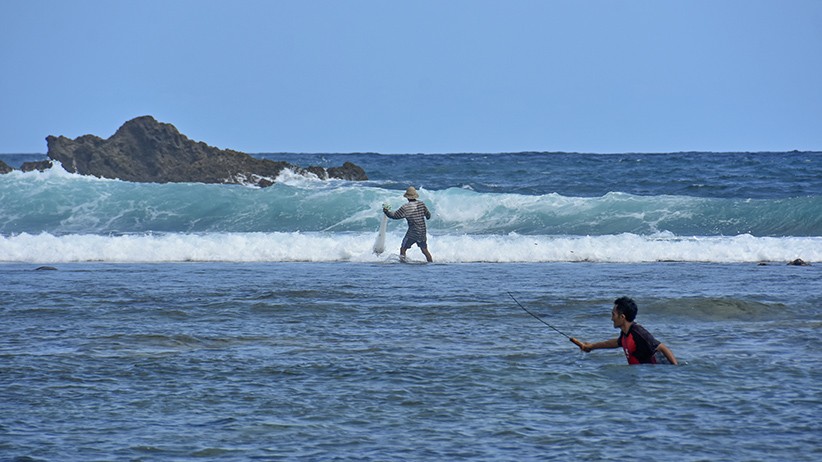 Aksi Ekstrem Nelayan Lombok, Begini Cara Mencari Ikan di Tengah Ombak - Bagian 2
