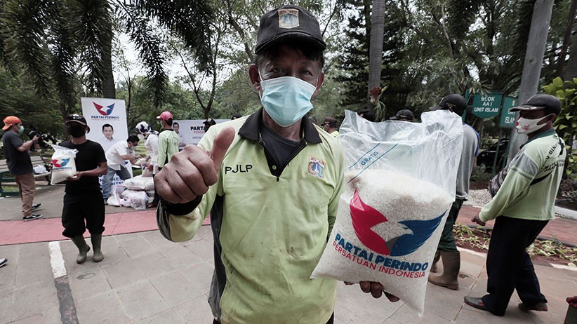 Partai Perindo Salurkan Sembako untuk Petugas Pemakaman TPU Pondok Ranggon   - Bagian 4