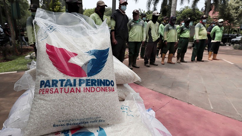 Partai Perindo Salurkan Sembako untuk Petugas Pemakaman TPU Pondok Ranggon   - Bagian 3