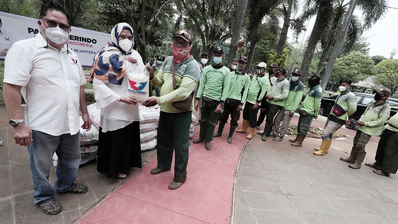 Partai Perindo Salurkan Sembako untuk Petugas Pemakaman TPU Pondok Ranggon   - Bagian 1