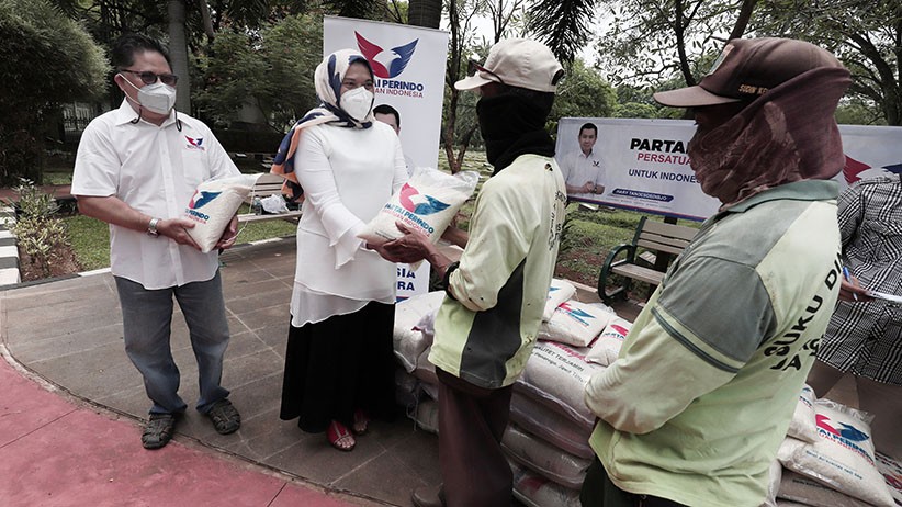 Partai Perindo Salurkan Sembako untuk Petugas Pemakaman TPU Pondok Ranggon   - Bagian 2