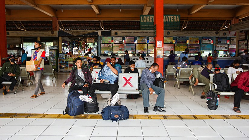 Penumpang Bus Terminal Kampung Rambutan Mulai Meningkat - Bagian 2