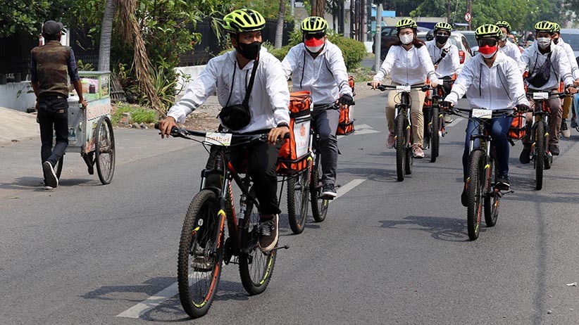 Bikin Kejutan, Rektor Ubaya Gowes ke Rumah Wisudawan Terbaik Bawakan Toga - Bagian 4