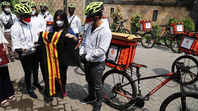 Bikin Kejutan, Rektor Ubaya Gowes ke Rumah Wisudawan Terbaik Bawakan Toga - Bagian 2