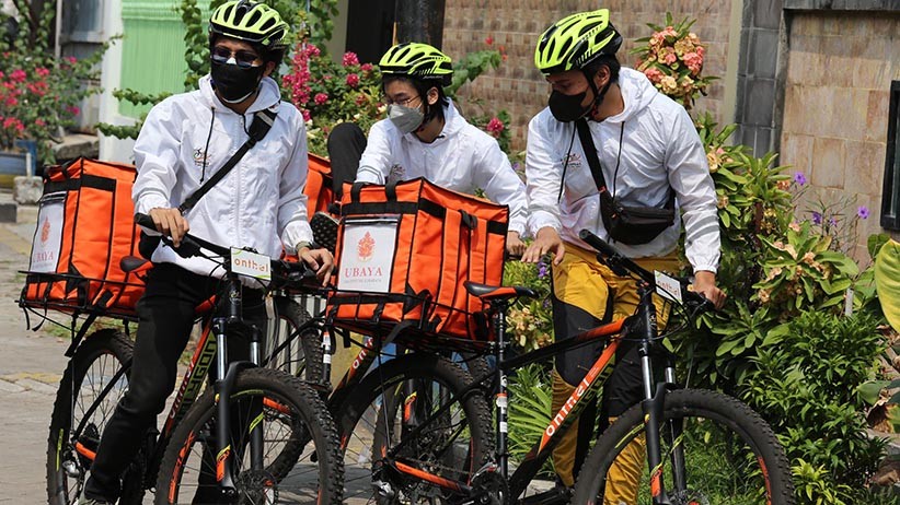 Bikin Kejutan, Rektor Ubaya Gowes ke Rumah Wisudawan Terbaik Bawakan Toga - Bagian 3