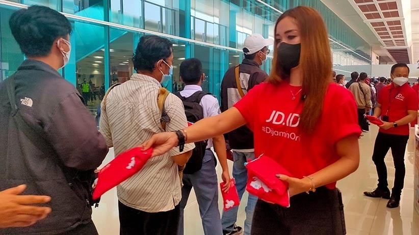 Ribuan Warga Antre Ikuti Vaksinasi di Bandara Juanda Surabaya - Bagian 4