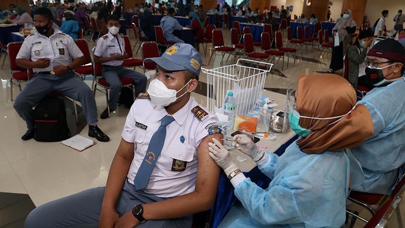Ribuan Warga Antre Ikuti Vaksinasi di Bandara Juanda Surabaya - Bagian 2